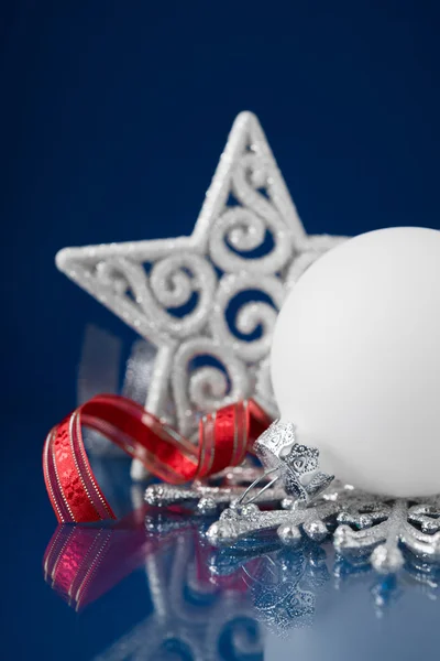 Wit, rood en zilver Kerst ornamenten op donker blauwe xmas achtergrond met ruimte voor tekst — Stockfoto