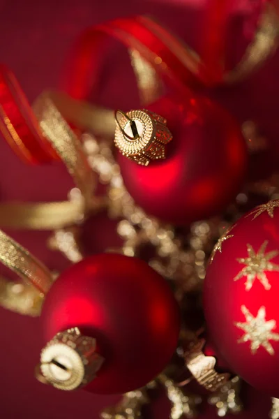 Adornos rojos y dorados de Navidad sobre fondo rojo de Navidad —  Fotos de Stock