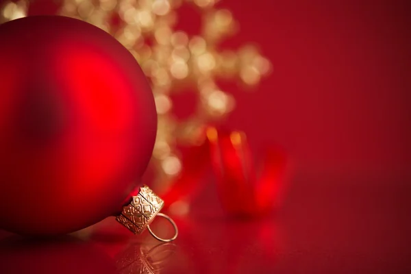 Röda och gyllene christmas ornament på röd bakgrund med kopia utrymme. Xmas semester tema. — Stockfoto