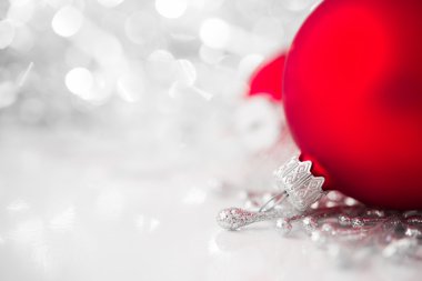 Kırmızı ve gümüş parlak tatil arka plan üzerinde Noel süsler. Mutlu Noeller!