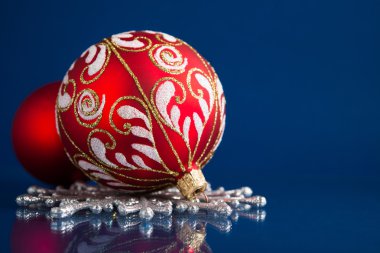 Metin için yer ile koyu mavi xmas arka plan üzerinde kırmızı ve gümüş Noel süsler