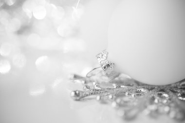 Gümüş ve Noel dekorasyonu tatil arka plan üzerinde beyaz. Merry xmas kartı