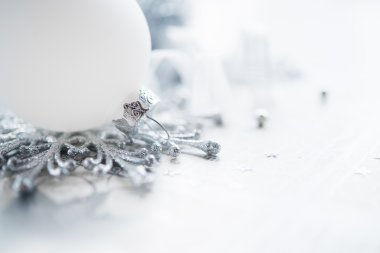 Gümüş ve Noel dekorasyonu tatil arka plan üzerinde beyaz. Merry xmas kartı.