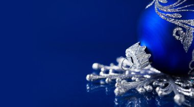 Gümüş ve mavi metin için yer koyu mavi zemin üzerine Noel süsler. Xmas Tema.