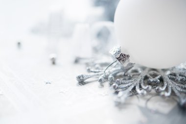 Gümüş ve Noel dekorasyonu tatil arka plan üzerinde beyaz. Merry xmas kartı.