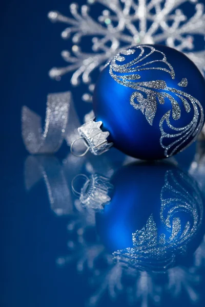 Ornements de Noël bleu et argent sur fond de Noël bleu foncé avec espace pour le texte — Photo