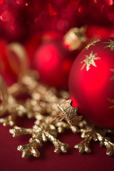 Red and golden xmas ornaments on bright bokeh background — Stock Photo, Image