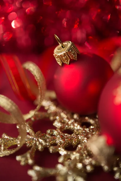 Adornos rojos y dorados de Navidad sobre fondo bokeh brillante — Foto de Stock