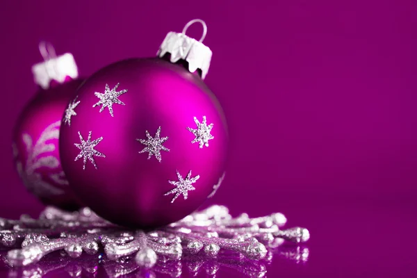 Enfeites de Natal roxo e prata em fundo xmas roxo escuro com espaço para texto — Fotografia de Stock