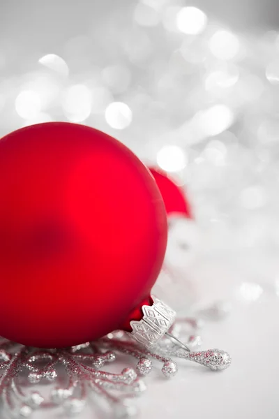 Enfeites xmas vermelhos e prateados em fundo brilhante feriado. Feliz Natal! ! — Fotografia de Stock