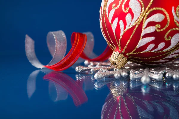 Rode en zilveren Kerst ornamenten op donker blauwe xmas achtergrond met ruimte voor tekst — Stockfoto