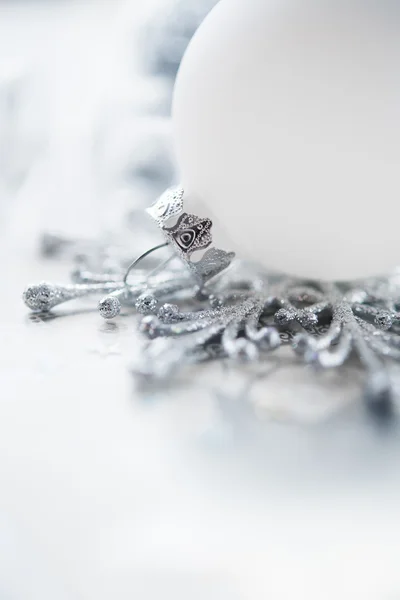 Decoración de Navidad en plata y blanco sobre fondo navideño. Feliz tarjeta de Navidad . —  Fotos de Stock