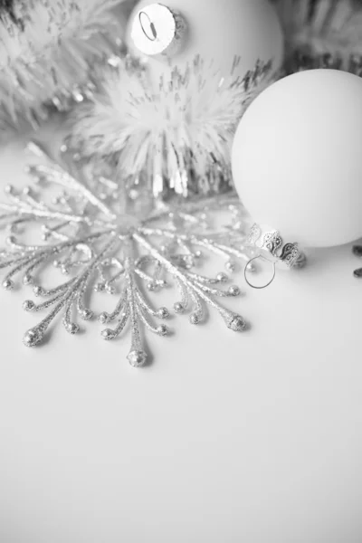 Bílá vánoční ozdoby na bílém pozadí s prostorem pro text — Stock fotografie