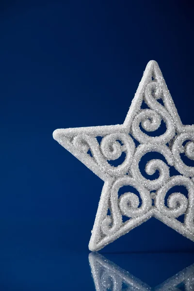 White xmas star on dark blue christmas background with space for text. — Stock Photo, Image