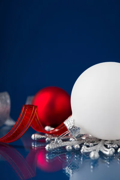 Bílé, stříbrné a červené vánoční ozdoby na tmavě modrém pozadí Vánoce s prostorem pro text — Stock fotografie