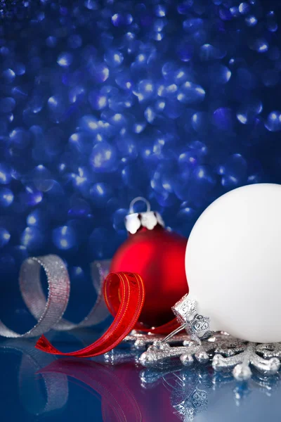Adornos de Navidad blancos, plateados y rojos sobre fondo bokeh azul oscuro con espacio para texto —  Fotos de Stock