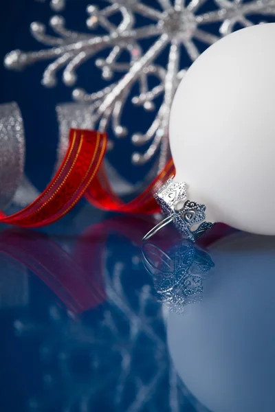 Enfeites de Natal branco, prata e vermelho em fundo xmas azul escuro com espaço para texto — Fotografia de Stock