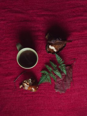 Sonbahar Ormanı Kırmızı Kumaşlar 'da Çay, Bolet Mantarlar ve Mevsimlik Yapraklarla Yatar