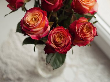 Vazoda Portakal Gülleri Beyaz Pencerede Örgü Peçetede Yatay Üstte Vurulmuş