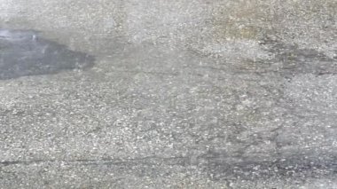 Asfalt üzerinde yağmur
