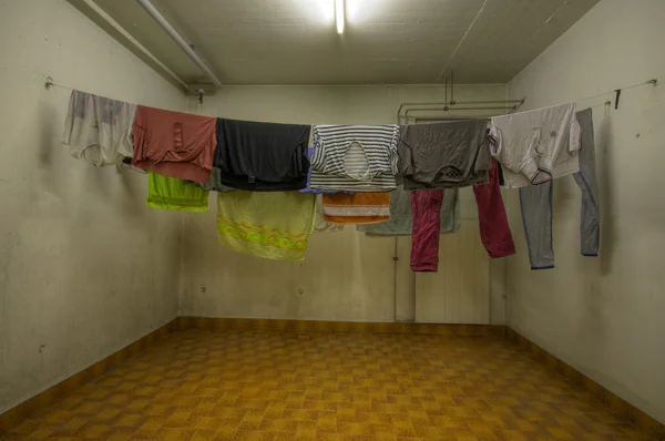 Opknoping kleren in een kamer — Stockfoto