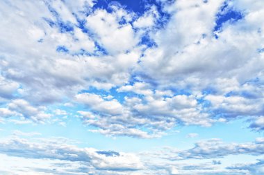 Mavi gökyüzünde kabarık bulutlar