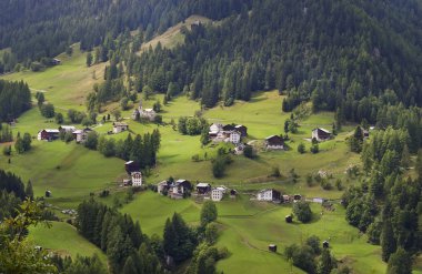 Dolomites dağlarda güzel İtalyan Köyü