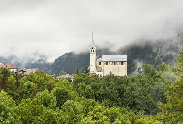 Dolomites Dağları'nda eski kilise — Stok fotoğraf