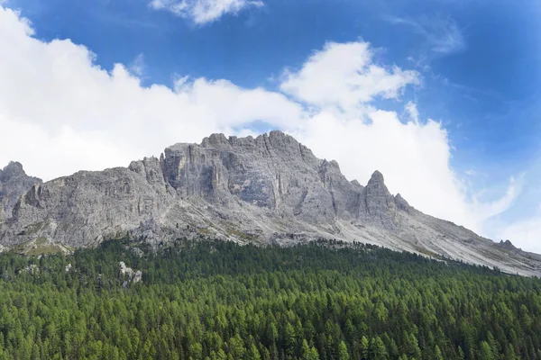 La montaña Cadini di Misurina, vista desde la orilla oeste del lago Misurina — Foto de Stock