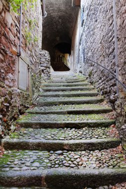 Varenna şehrin çok dar eski sokaklar