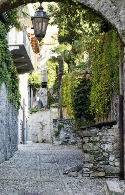 Varenna şehrin çok dar eski sokaklar