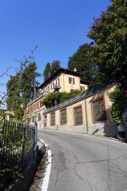 Brunate kasabaya dar yol