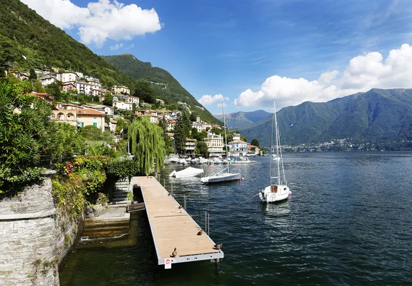 Vista de la ciudad de Moltrasio y el lago Como — Foto de Stock