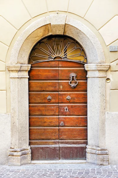 Holztür in der Stadt Como — Stockfoto