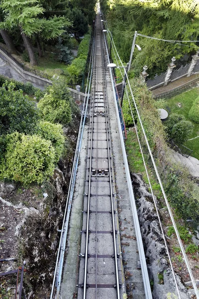The funicular railway descending from Brunate to Como — Stock Photo, Image