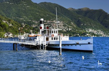 Como Gölü'nün iskelede gemi