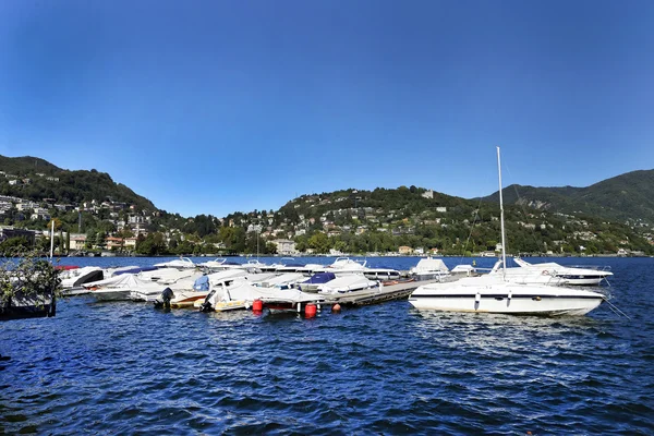 Barcos a motor en el muelle en el Lago de Como —  Fotos de Stock