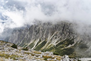 Milli Parkı Tre Cime di Lavaredo bulutlu gün sahnede