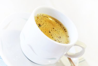 Taze kahve fincan tabağı üzerinde 