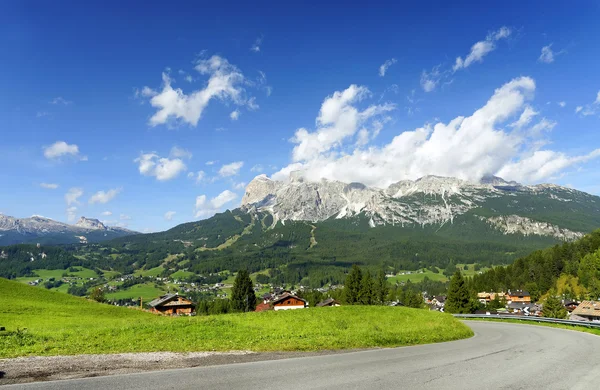 Balneario alpino en Cortina D 'Ampezzo, provincia Belluno —  Fotos de Stock