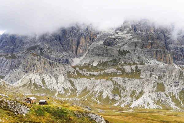 A Nemzeti Park Tre Cime di Lavaredo felhős napon jelenet — Stock Fotó