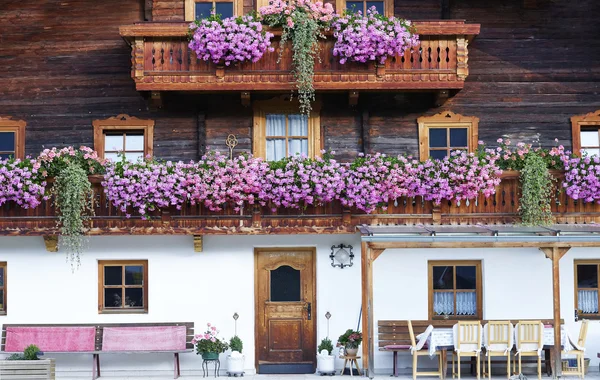 Touristischer Urlaubsort in den österreichischen Alpen Stockbild