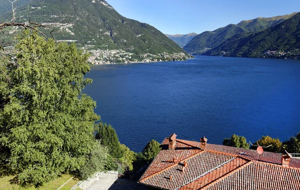Lago de Como visto desde la carretera Bellagio - Como, en una mañana soleada — Foto de Stock