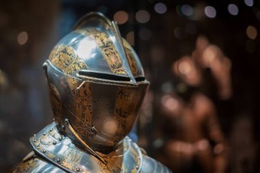 Londra Kulesi 'nde Tudor' dan ve ortaçağdan kalma zırhlar sergileniyor.