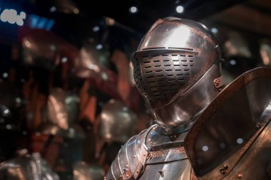 Londra Kulesi 'nde Tudor' dan ve ortaçağdan kalma zırhlar sergileniyor.