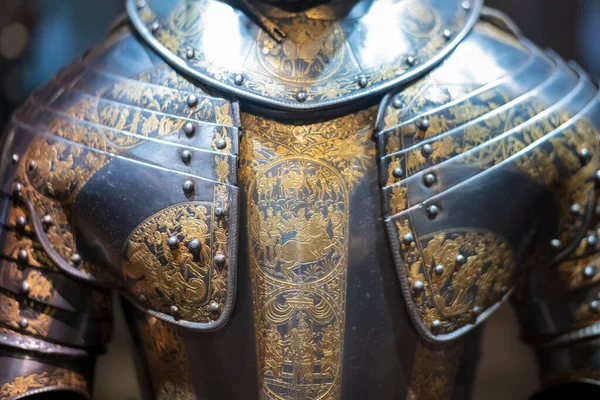 Στολές θωράκισης από τους Τυδώρ και τους μεσαιωνικούς χρόνους εκτίθενται στον Πύργο του Λονδίνου Εικόνα Αρχείου