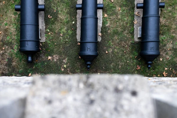 Top-Down-Bild von drei Kanonen in einer Reihe vor dem Tower of London, Großbritannien — Stockfoto