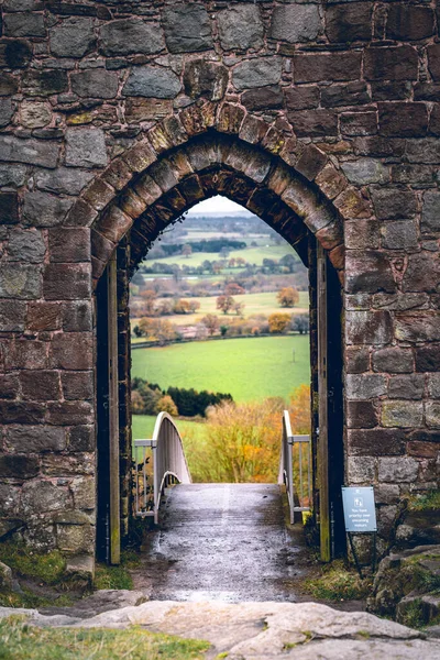 Imagens dramáticas do Castelo de Beeston Permanece em Cheshire, Reino Unido, no dia de inverno nublado — Fotografia de Stock