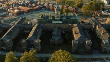 Aldershot hava görüntülerindeki Cambridge Hastanesi saat kulesi 4K Yaz 2020
