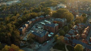 2020 yazında İngiltere 'nin güneyindeki Hampshire' da Aldershot Kasabası 'nın hava günbatımı görüldü. Corona Virüsü tecridi sırasında güneşli güzel bir gün